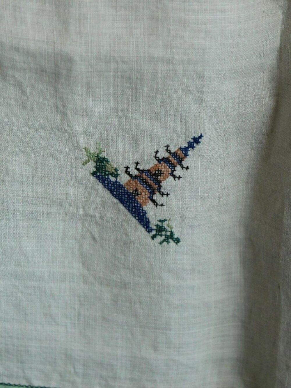 Vintage 1930s Tablecloth, Square Asian Pagoda Embroidered Linen - Picture 3 of 14